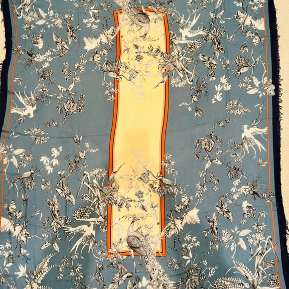 Beautiful Gucci Scarf - Picture 2 of 6